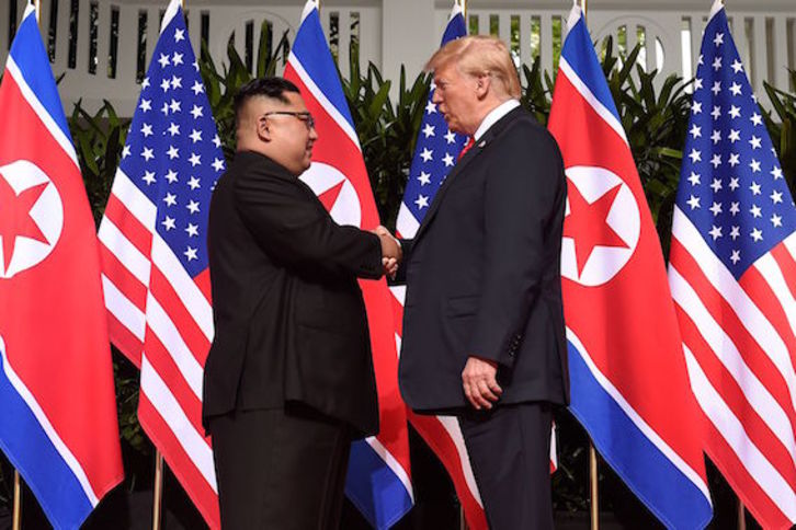 Apretón de manos entre Donald Trump y Kim Jong-un, al inicio de la cumbre. (Saul LOEB/AFP)