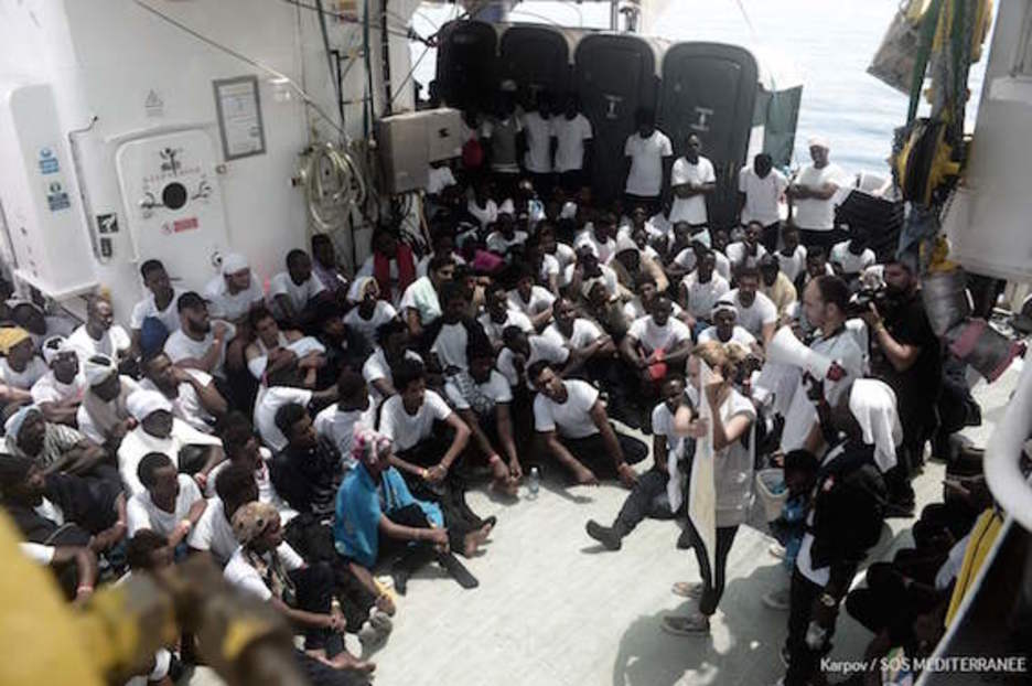 Personal de MSF ofrece explicaciones a los migrantes a bordo del ‘Aquarius’. (AFP)