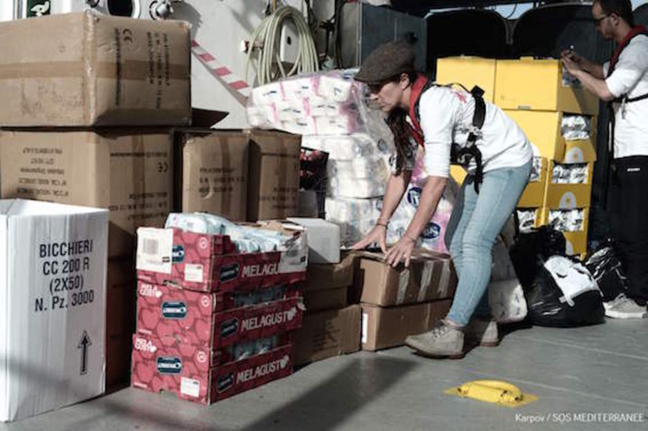 Salvamento italiano ha suministrado víveres al buque. (AFP)