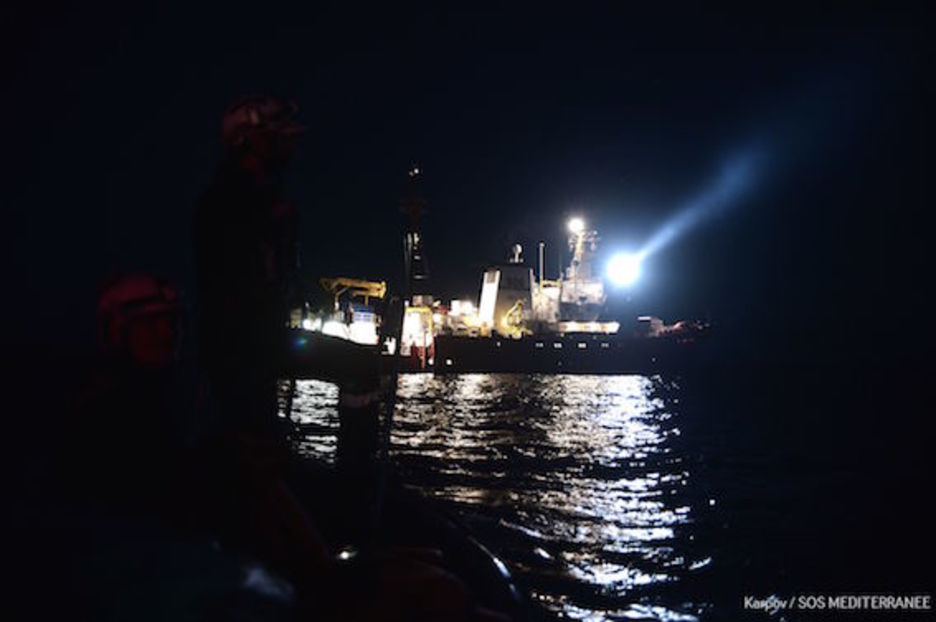 Un total de 629 migrantes viajan a bordo del ‘Aquarius’. (AFP)