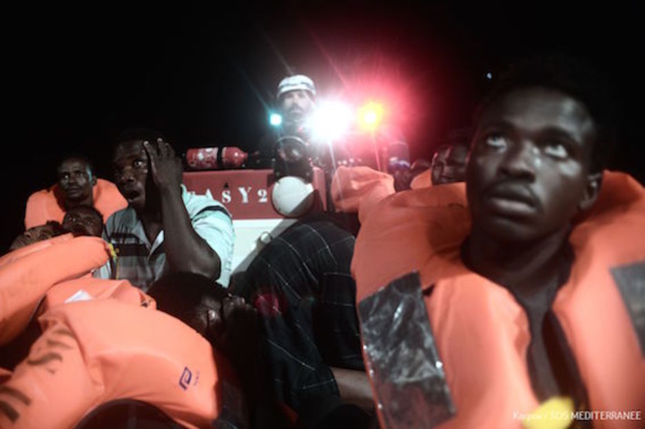 Varios migrantes, tras ser rescatados por SOS Meditarrenee. (AFP)