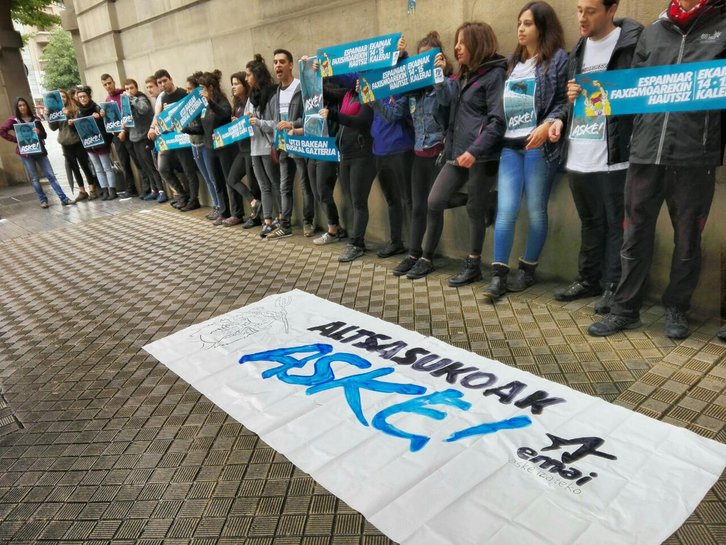 Los jóvenes se han encadenado en la Delegación del Gobierno español en Iruñea. (ERNAI)