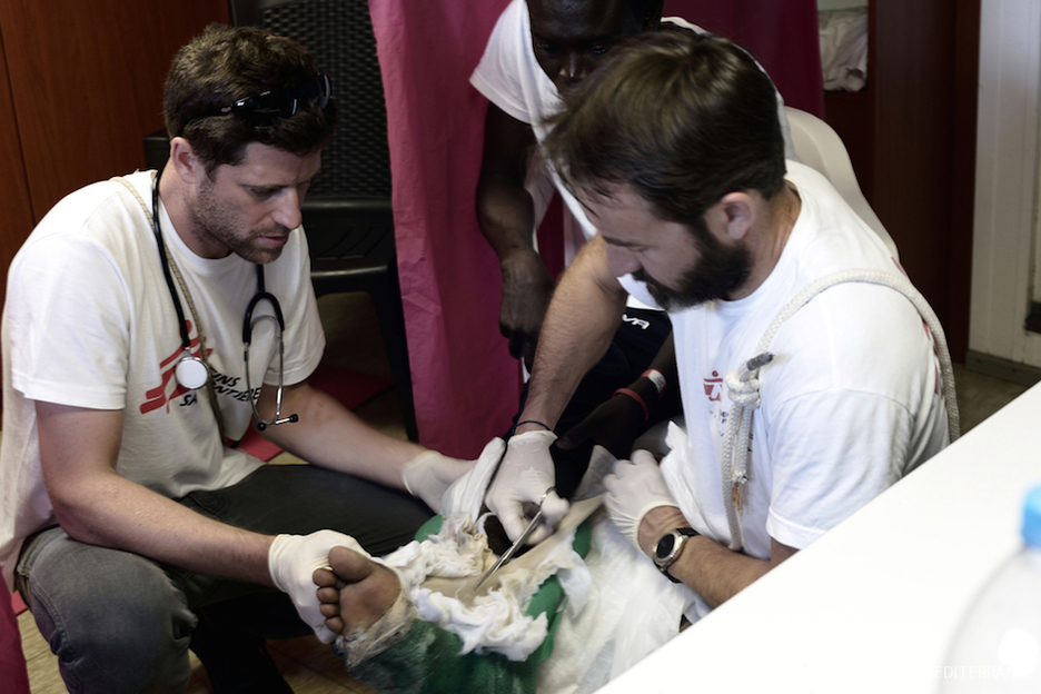 Un de los migrantes recibe atención médica. (Kenny KARPOV | SOS MEDITERRANEE)