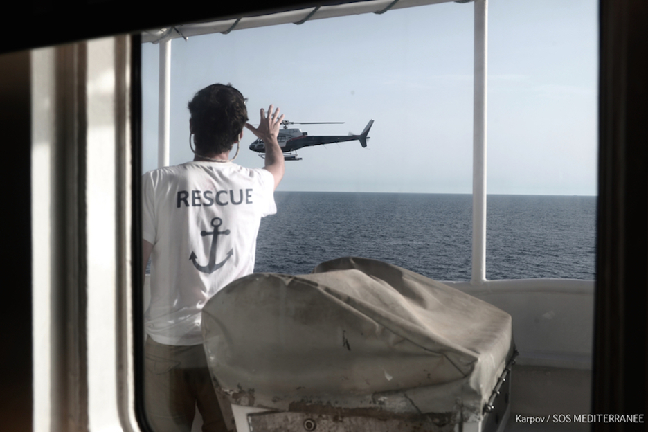 Un tripulante hace gestos a un helicóptero. (Kenny KARPOV | SOS MEDITERRANEE)
