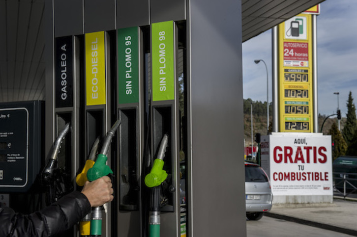 El abaratamiento de los carburantes ha contribuido a la baja del IPC en 2020 en Hego Euskal Herria. (Iñigo URIZ/FOKU)