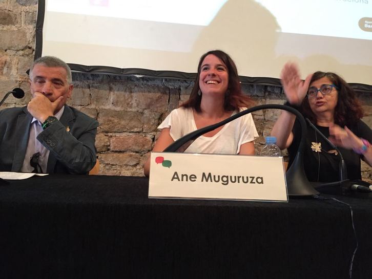 José Vargas, de la asociación catalana de víctimas, Ane Muguruza, hija de Josu Muguruza, y Rosa Lluch, hija de Ernest Lluch, durante un momento del acto. (Ramón Sola)