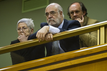 Jesús Loza asiste de espectador a un pleno del Parlamento de Gasteiz. (Juanan RUIZ/FOKU)