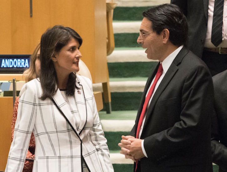 La embajadora de EEUU ante la ONU, Nikki Haley, charla con su homólogo israelí, Danny Danon. (Don EMMERT/AFP)