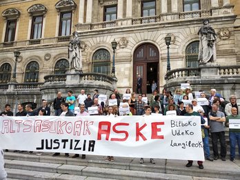 Trabajadores del Ayuntamiento se han concentrado en las escalinatas del Consistorio. (@LABbilbokoUdala)