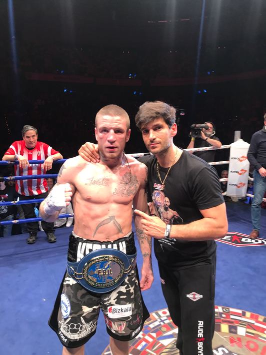 Kerman Lejarraga con su entrenador Txutxi del Valle. (@MGZ_promotions)