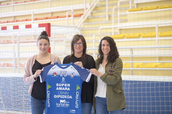 Maitane Etxeberria y Esther Arrojeria, junto a Tati Garmendia. (Juan Carlos RUIZ/FOKU)