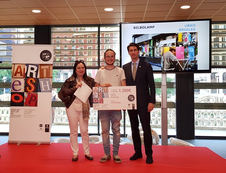 Urko Briales recibiendo el premio. (@ConsejeroD7)