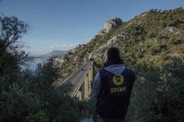 Un trabajador de Oxfam observa un puente cercano a la frontera francoitaliana. (OXFAM)