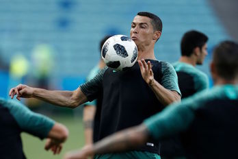 Cristiano Ronaldo, en un entrenamiento en Rusia con la selección portuguesa. (Adrian DENNIS / AFP)