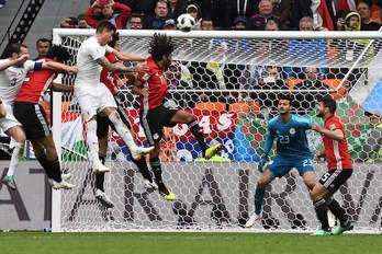 Este remate de Giménez le ha dado los tres puntos a Uruguay ante Egipto. (ANNE-CHRISTINE POUJOULAT / AFP)