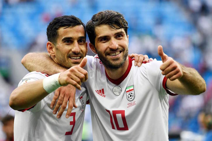 El exosasunista Karim Ansarifard, con el 10, celebra la victoria de Irán. (Christophe SIMON / AFP)