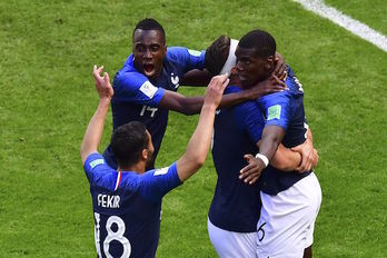 Varios jugadores franceses celebran el decisivo gol de Pogba. (Luis ACOSTA/AFP)