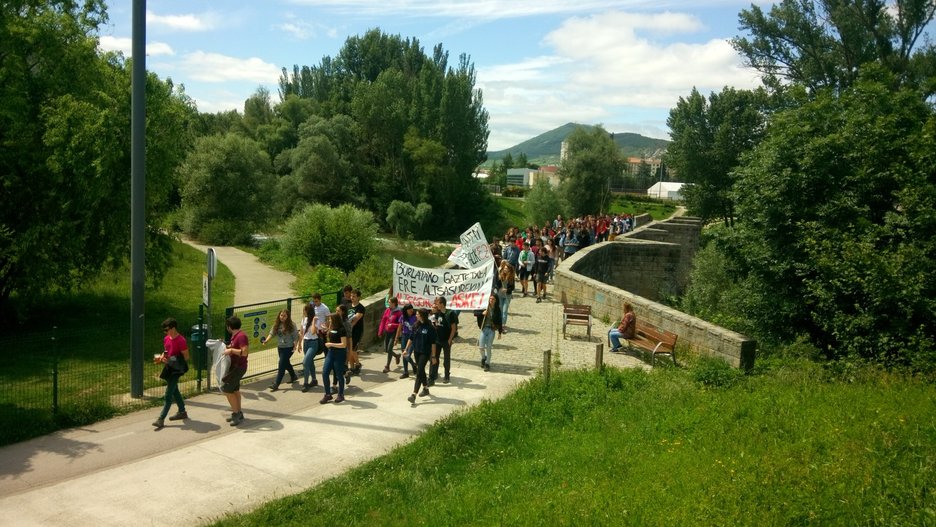 Los barrios de Iruñea se han acercado en columnas hasta El Sadar. (@BurlatakoGA) Los barrios de Iruñea se han acercado en columnas hasta El Sadar. (@BurlatakoGA)