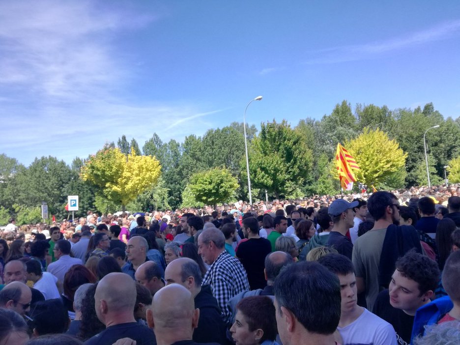 Las inmediaciones de El Sadar, a rebosar antes del inicio de la manifestación. (@Ion_Salgado) Las inmediaciones de El Sadar, a rebosar antes del inicio de la manifestación. (@Ion_Salgado)