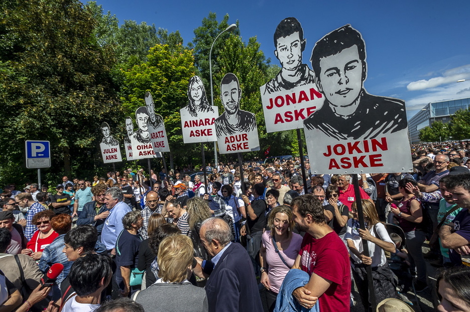 Los rostros de los ocho jóvenes encarcelados, en la cabecera de la marcha. (Jaizki FONTANEDA/FOKU) Los rostros de los ocho jóvenes encarcelados, en la cabecera de la marcha. (Jaizki FONTANEDA/FOKU)