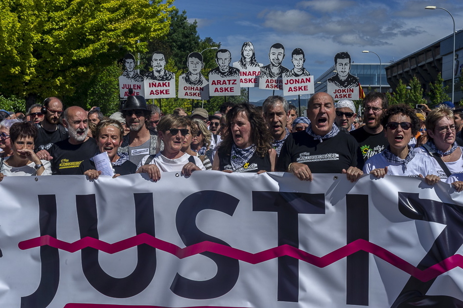 Padres y madres de los jóvenes de Altsasu han portado la pancarta. (Jaizki FONTANEDA/FOKU) Padres y madres de los jóvenes de Altsasu han portado la pancarta. (Jaizki FONTANEDA/FOKU)