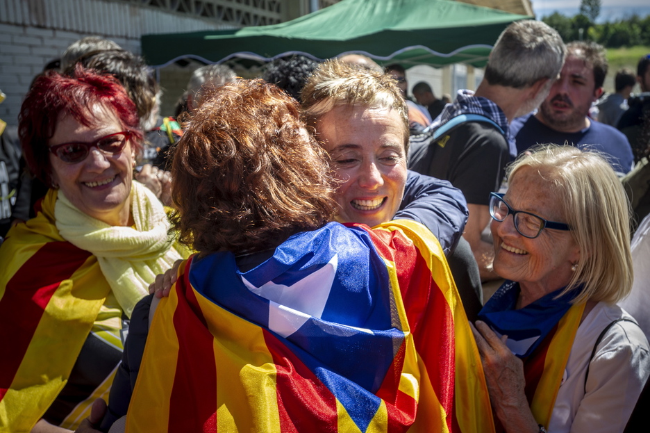 Bel Pozueta, madre de uno de los jóvenes, recibe el cariño de los asistentes. (Jaizki FONTANEDA/FOKU) Bel Pozueta, madre de uno de los jóvenes, recibe el cariño de los asistentes. (Jaizki FONTANEDA/FOKU)