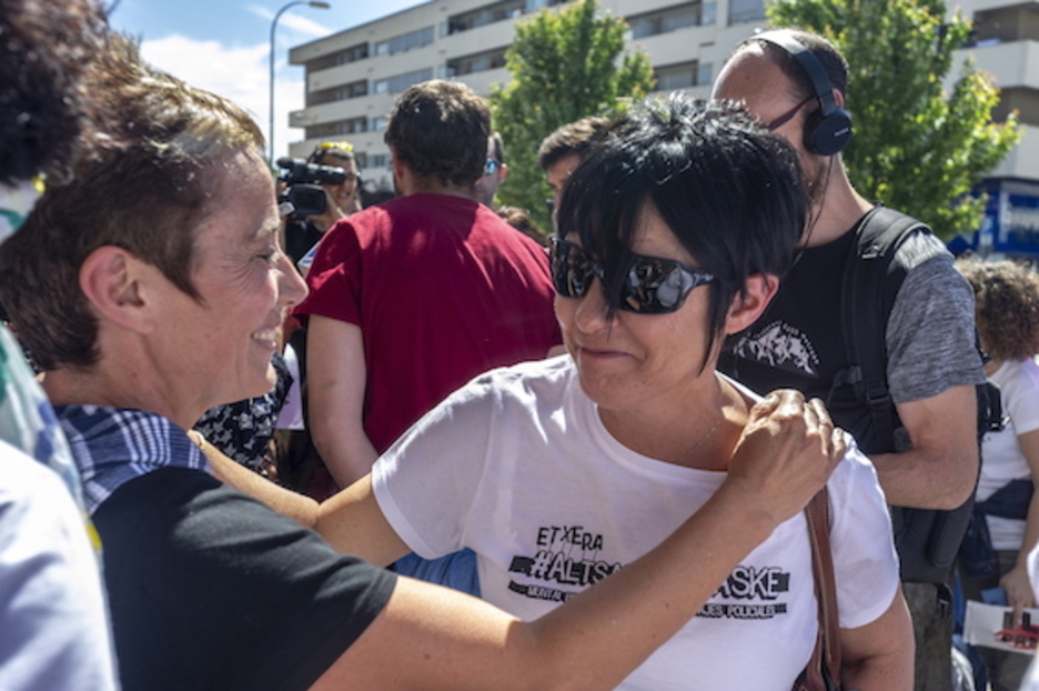 Maddalen Iriarte, parlamentaria de EH Bildu en Gasteiz, saluda a Bel Pozueta, madre de Adur Ramírez de Alda. (Jaizki FONTANEDA/FOKU) Maddalen Iriarte, parlamentaria de EH Bildu en Gasteiz, saluda a Bel Pozueta, madre de Adur Ramírez de Alda. (Jaizki FONTANEDA/FOKU)
