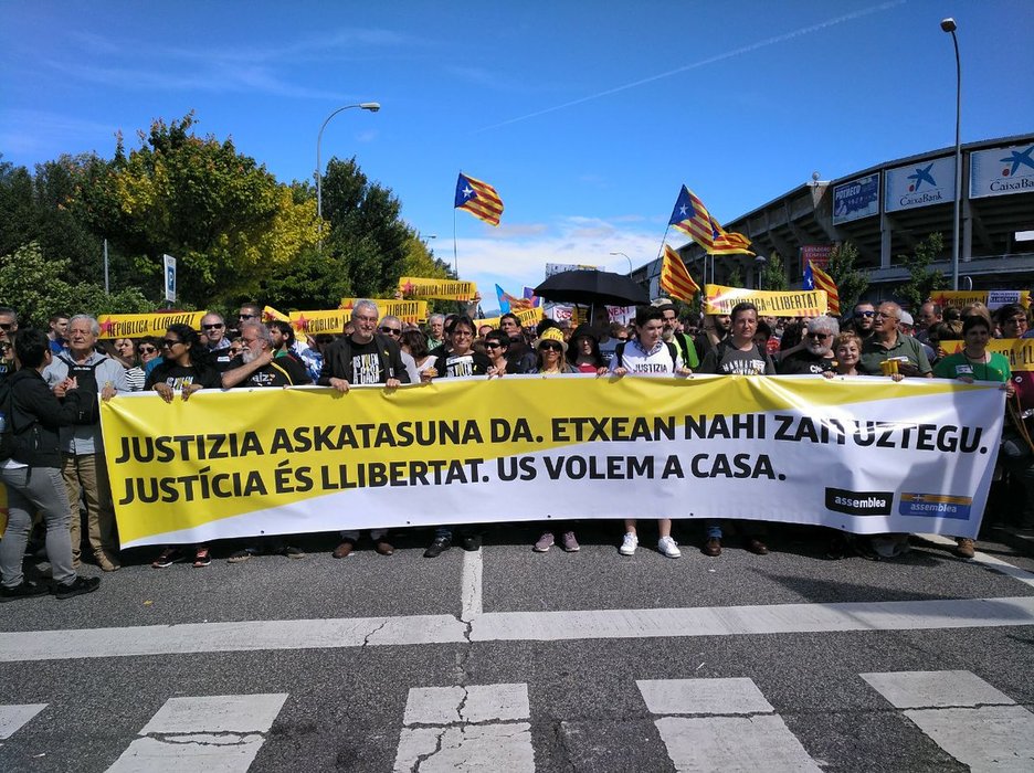 La Assemblea Nacional Catalana ha llevado su propia pancarta solidaria. (@assemblea)