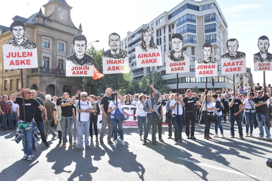 La manifestación, a su paso por la Plaza de las Merindades. (Idoia ZABALETA/FOKU) La manifestación, a su paso por la Plaza de las Merindades. (Idoia ZABALETA/FOKU)