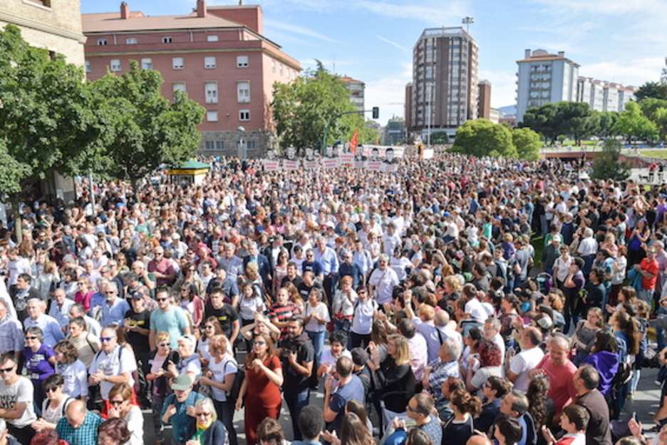 La Plaza de los Fueros, repleta de manifestantes. (Idoia ZABALETA/FOKU) La Plaza de los Fueros, repleta de manifestantes. (Idoia ZABALETA/FOKU)