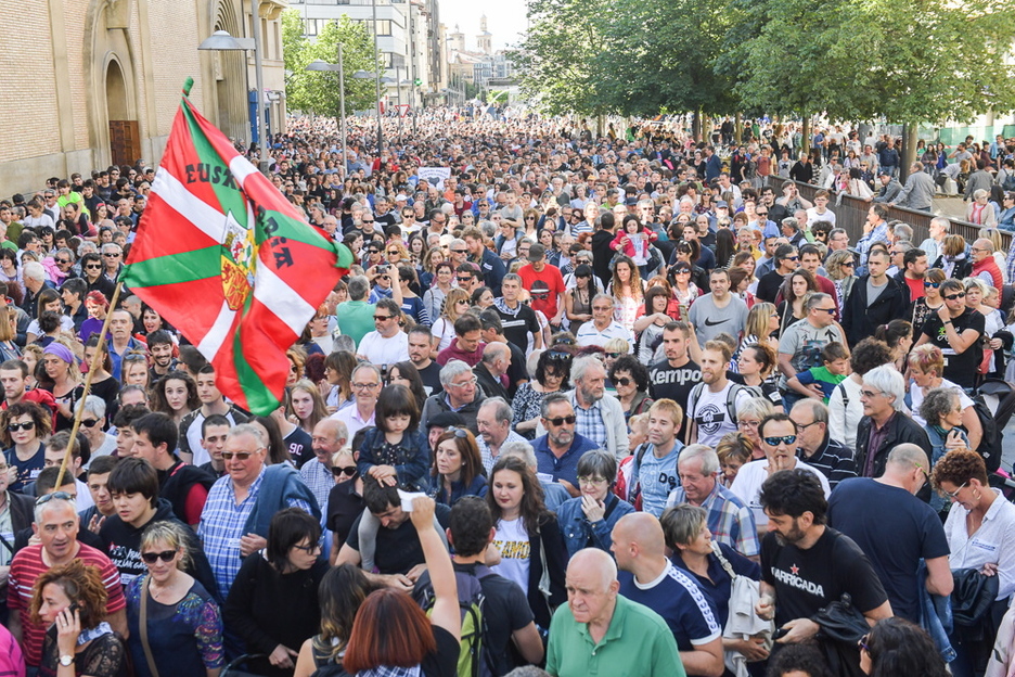 Los manifestantes han abarrotado el recorrido de la marcha. (Idoia ZABALETA/FOKU) Los manifestantes han abarrotado el recorrido de la marcha. (Idoia ZABALETA/FOKU)