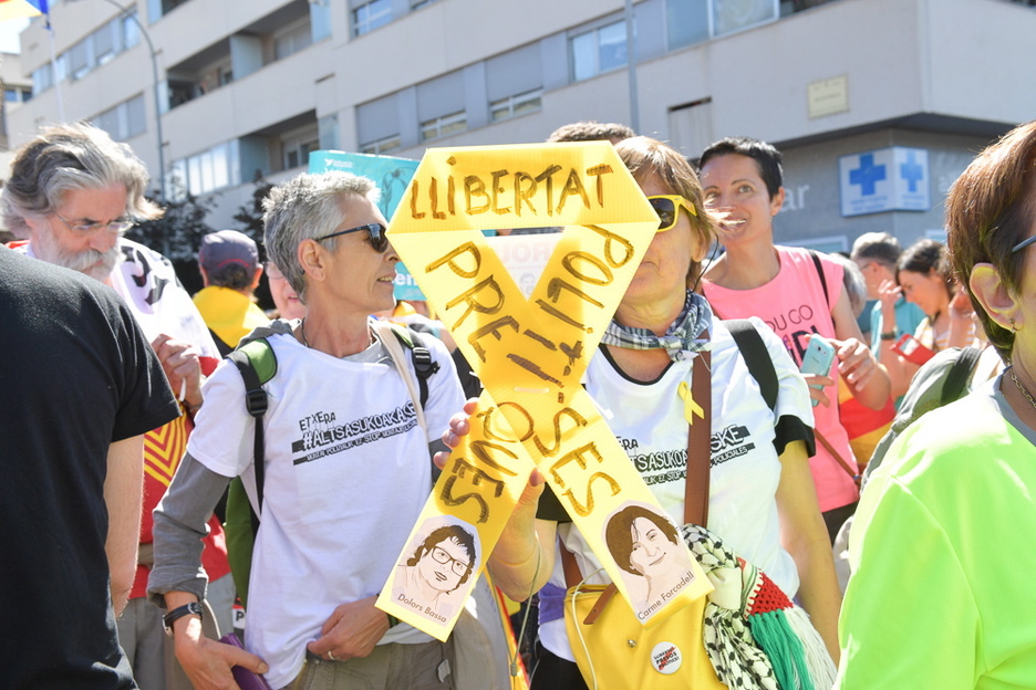 Recuerdo a los presos políticos catalanes. (Idoia ZABALETA/FOKU) Recuerdo a los presos políticos catalanes. (Idoia ZABALETA/FOKU)