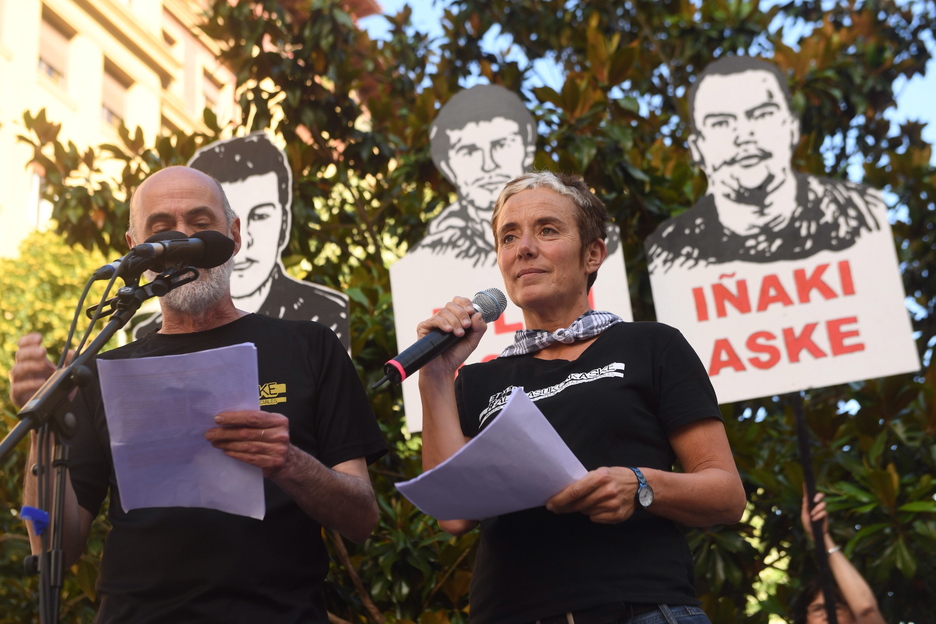 Bel Pozueta y Gotzon Urrizola, al micrófono en el acto final. (Jon URBE/FOKU) Bel Pozueta y Gotzon Urrizola, al micrófono en el acto final. (Jon URBE/FOKU)