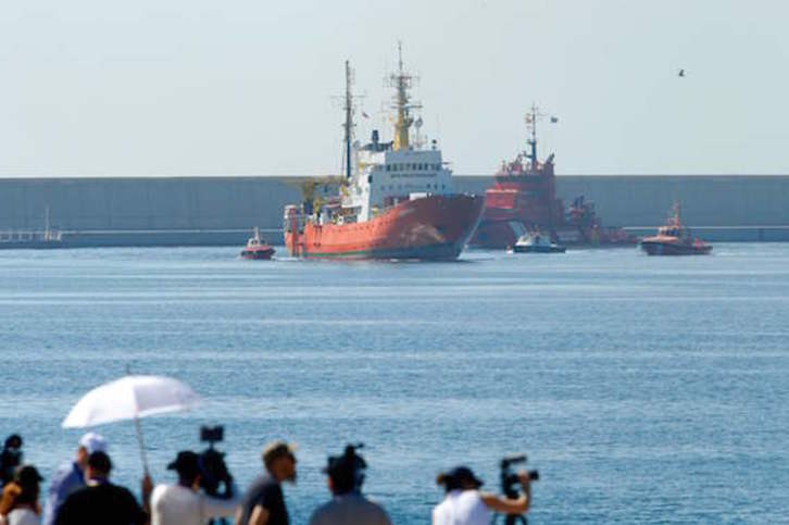 El Aquarius, a su llegada al puerto de Valencia. (Pau BARRENA/AFP)
