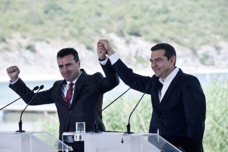 Zaev y Tsipras, tras la rúbrica del acuerdo. (Maja ZLATEVSKA/AFP)