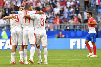 Jugadores serbios celebran la victoria frente Costa Rica. (Emmanuel DUNAND/AFP)