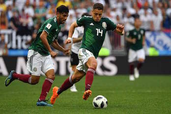 Vela y Chicharito, en el partido contra Alemania. (Yuri CORTEZ/AFP)