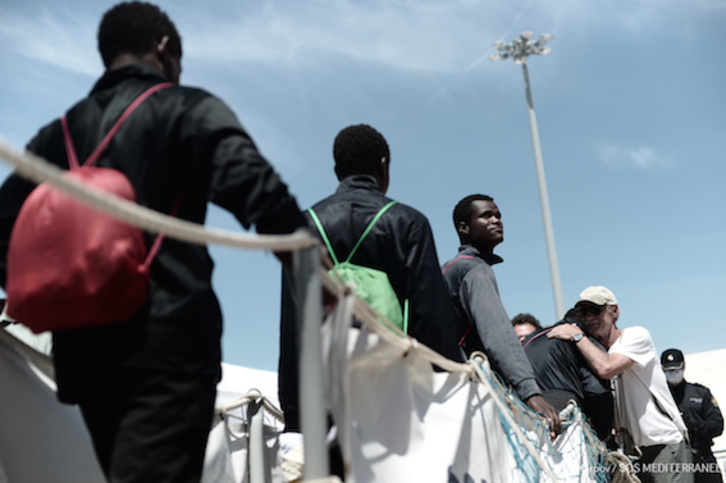 ‘Aquarius’en zihoazen hainbat errefuxiatu, Valentzian lehorreratzen. (SOS MEDITERRANEE)
