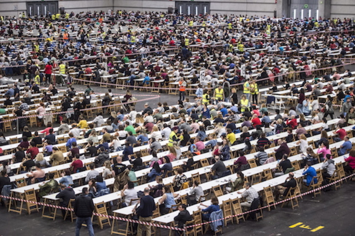 Aspirantes a la OPE de Osakidetza, en el BEC. (Marisol RAMIREZ/FOKU)