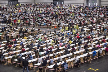 Aspirantes a la OPE de Osakidetza, en el BEC. (Marisol RAMIREZ/FOKU)