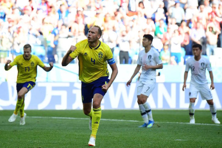 Granqvist celebra el gol que le ha dado los tres puntos a Suecia. (MARTIN BERNETTI / AFP)