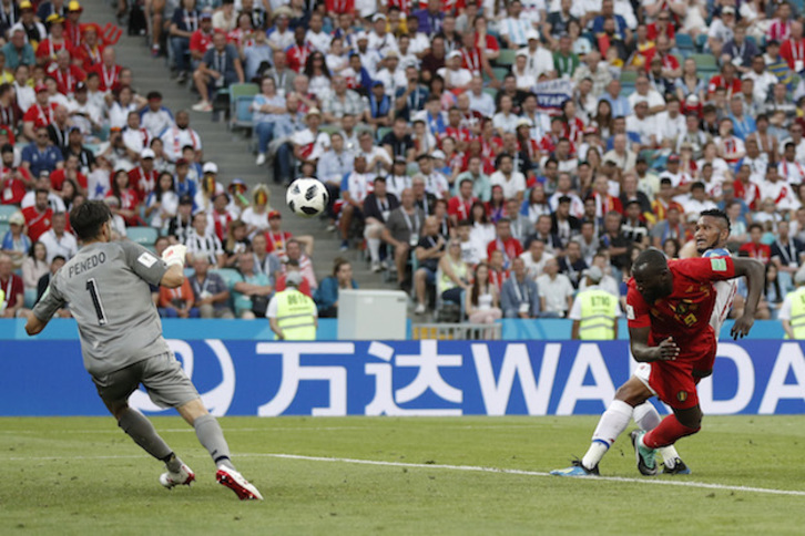 Lukaku se adelanta a su marcador y cabecea a la red el 2-0. (ADRIAN DENNIS / AFP)
