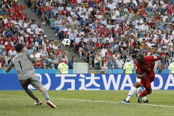 Lukaku se adelanta a su marcador y cabecea a la red el 2-0. (ADRIAN DENNIS / AFP)