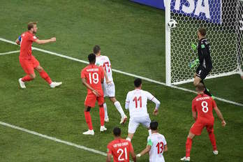 Kane, libre de marca en el segundo palo, anota el gol de la victoria inglesa. (NICOLAS ASFOURI / AFP)