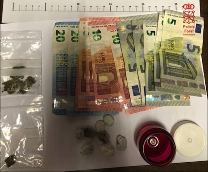 Parte de la droga y del dinero incautados en Barañain. (POLICÍA FORAL)