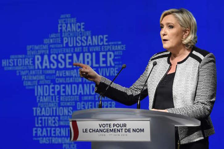 La líder ultraderechista Marine Le Pen, en una rueda de prensa de su partido, Agrupación Nacional. (Jean-Philippe KSIAZEK/AFP)