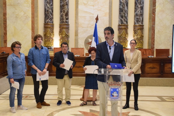 Eneko Goia alkatea eta Donostiako udal taldeetako bozeramaileak, aurreko agerraldi batean. (DONOSTIAKO UDALA)