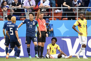 El árbitro muestra la roja a Carlos Sánchez, sentado en el suelo. ( FILIPPO MONTEFORTE / AFP)