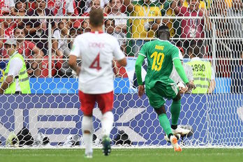 Niang anota a puerta vacía el segundo gol de Senegal. (PATRIK STOLLARZ / AFP)