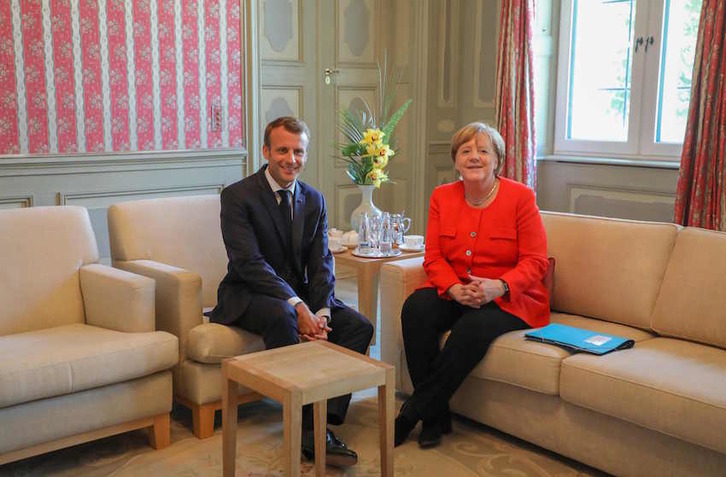 Macron y Merkel posan para los fotógrafos durante su cumbre en el palacio de Meseberg. (Ludovic MARIN / AFP)